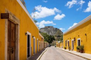 découvrez si izamal, la célèbre ville jaune du yucatan, mérite une visite depuis playa del carmen. explorez son charme unique, son histoire et ses attractions incontournables.