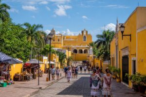découvrez pourquoi izamal, la ville jaune emblématique du yucatan, est une escale immanquable lors de votre voyage depuis playa del carmen. histoire, culture et charme authentique au rendez-vous.