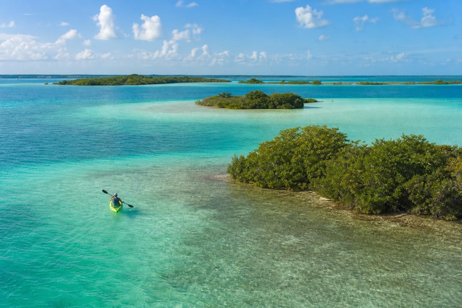 explorez bacalar, la lagune aux 7 couleurs, découvrez ses eaux cristallines, son histoire fascinante avec le canal des pirates et vivez une aventure inoubliable au cœur de la nature mexicaine.