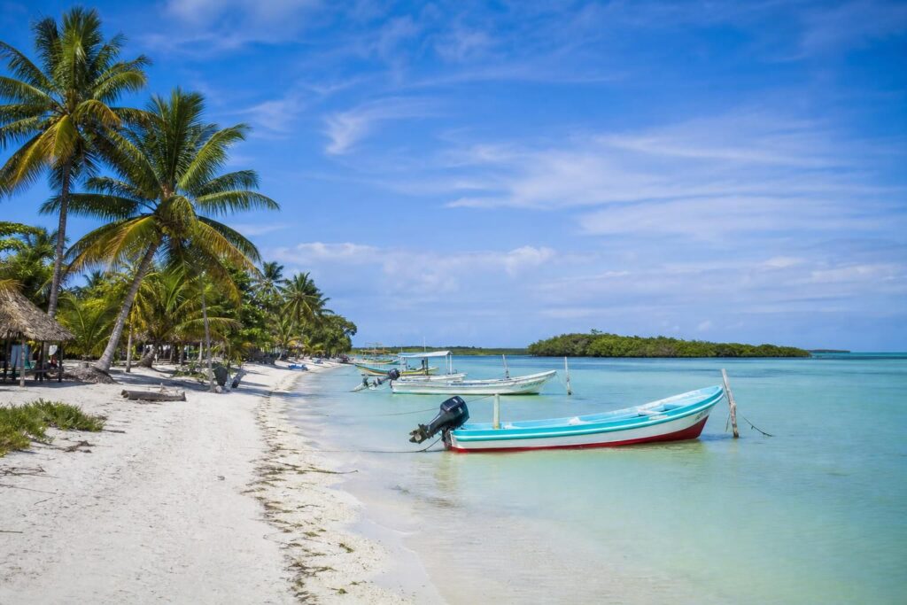 découvrez holbox, l'île paradisiaque du yucatan, entre plages de sable blanc, eaux turquoise et nature préservée. un véritable coin de paradis à ne pas manquer pour vos prochaines vacances.