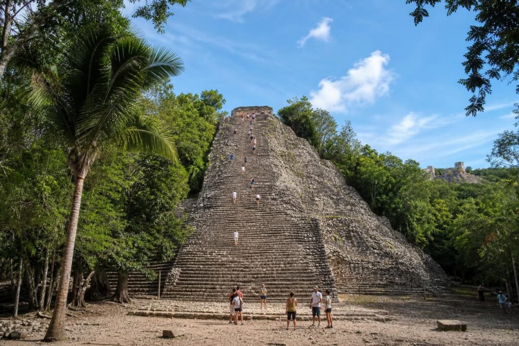 découvrez si l'escalade des pyramides de coba sera encore autorisée en 2026 et préparez votre visite pour explorer ce site archéologique fascinant.