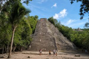 Les pyramides de Coba : peut-on encore les escalader en 2026 ?