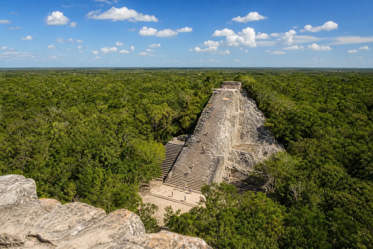 découvrez si les pyramides de coba sont toujours accessibles à l'escalade en 2026 et préparez votre visite avec toutes les informations essentielles sur ce site emblématique du mexique.