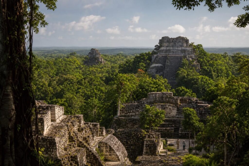 explorez calakmul, le site maya le plus mystérieux du yucatan, et plongez dans l'histoire fascinante de cette ancienne cité oubliée au cœur de la jungle.
