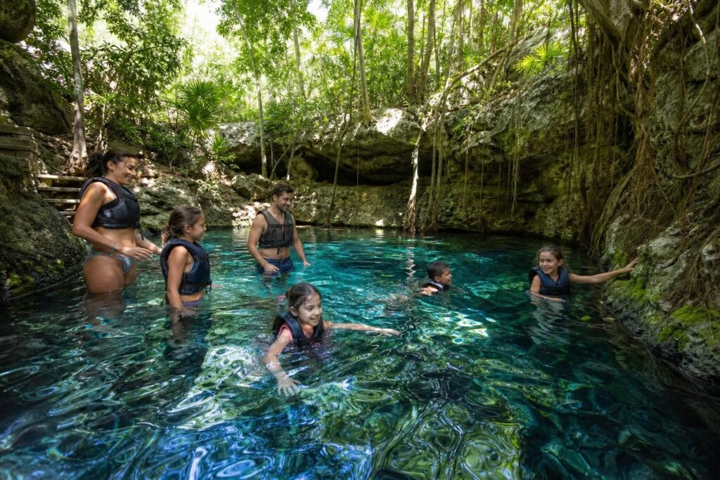 découvrez les meilleurs cenotes adaptés aux enfants sur la riviera maya pour une sortie en famille réussie, entre sécurité, beauté naturelle et activités ludiques.
