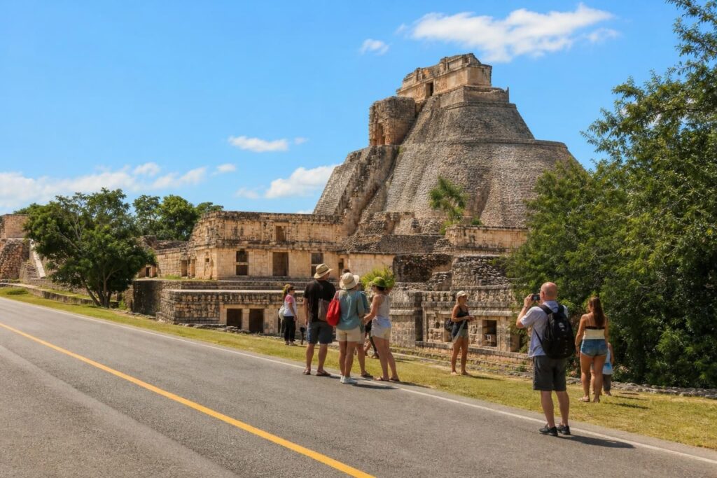 partez de playa del carmen pour une excursion inoubliable à mérida et uxmal, et explorez le patrimoine culturel et historique du yucatán.