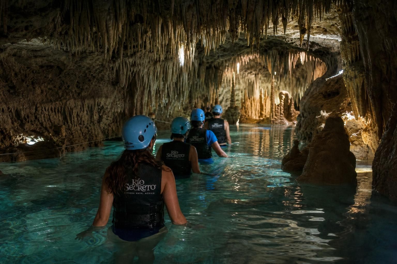 plongez dans l'aventure avec rio secreto, une visite immersive unique de la rivière souterraine maya. explorez des cavernes spectaculaires et découvrez la magie naturelle du yucatán.