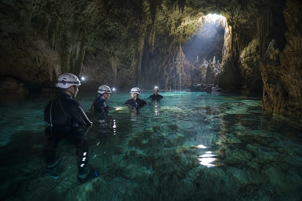 explorez rio secreto, une merveille naturelle maya, lors d'une visite immersive de sa rivière souterraine unique. plongez dans un monde souterrain spectaculaire et découvrez des formations géologiques impressionnantes.