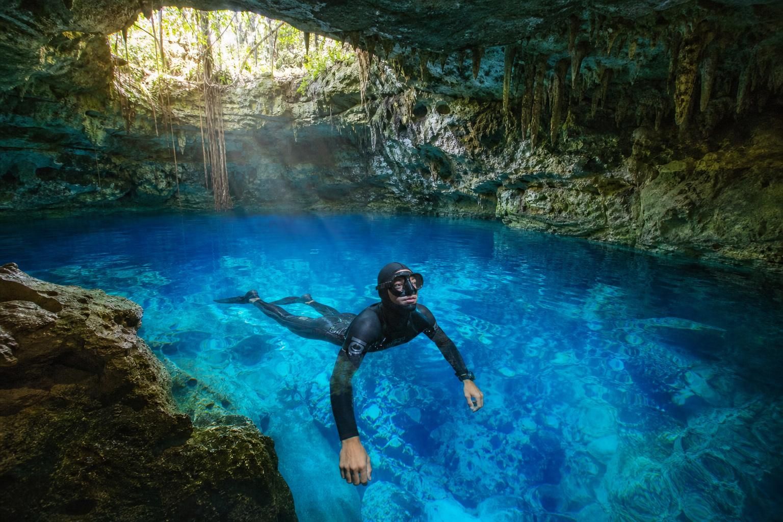 découvrez les règles essentielles pour nager en toute sécurité dans les cenotes et l'équipement recommandé pour une expérience inoubliable.